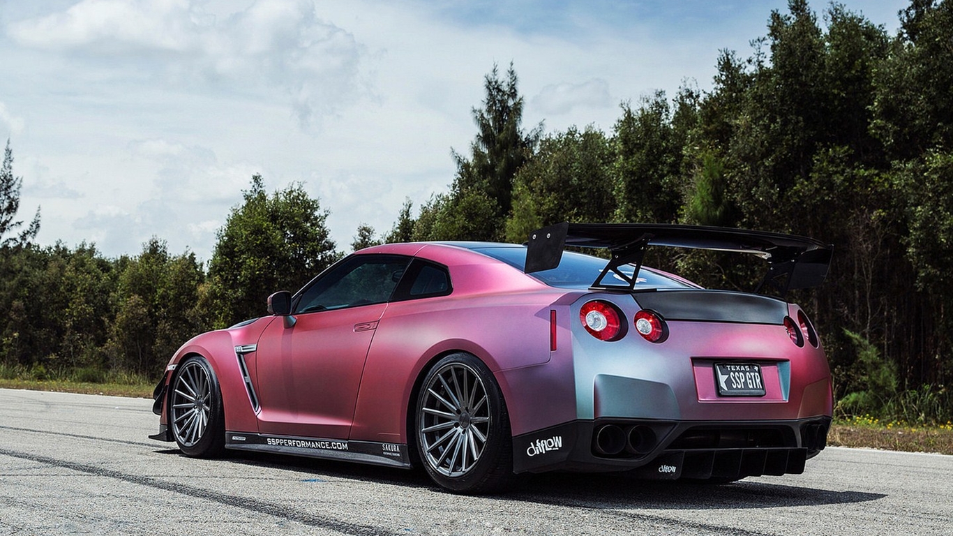 日產GT-R R35改裝車 高清桌面壁紙，駕馭視覺的機械藝術
